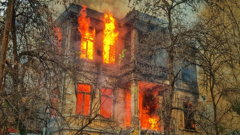 Ein brennendes Wohnhaus
