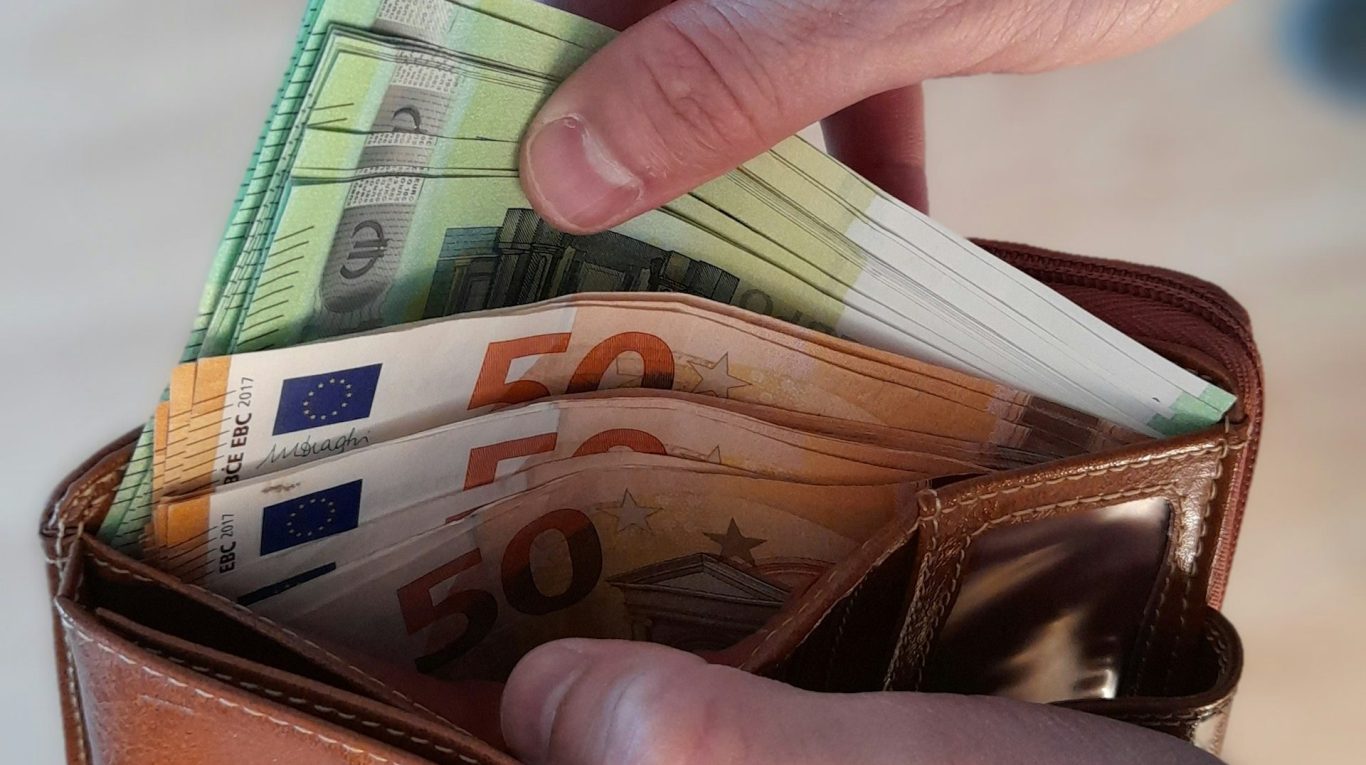 Kosten der Strafverteidigung - Symbolbild Ein geöffnetes Portemonnaie mit Geldscheinen