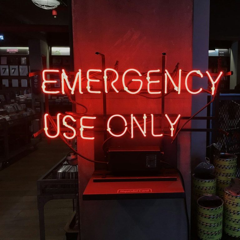 Strafrecht Notruf Hamburg - Emergency Use Only Neonschild Emergency Use Only